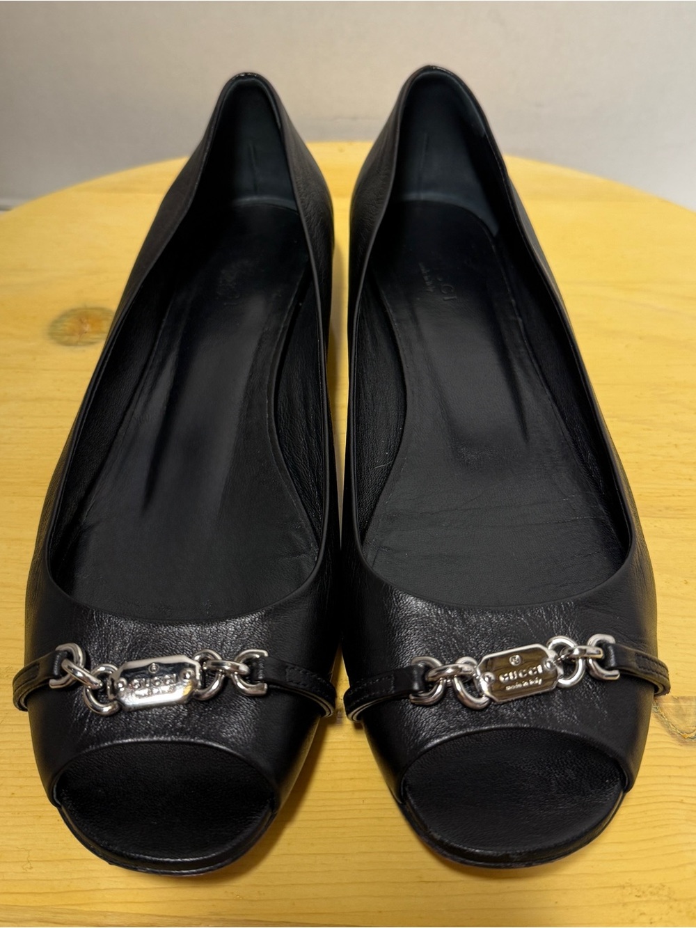 Gucci Salandia Black Leather Peep Toe Flats Silver Chain Logo Accent